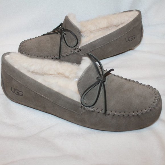 NEW UGG‎ MEN'S SUEDE SHEARLING SLIP ON TIE SLIPPERS FAWN BROWN TAN - Picture 1 of 7
